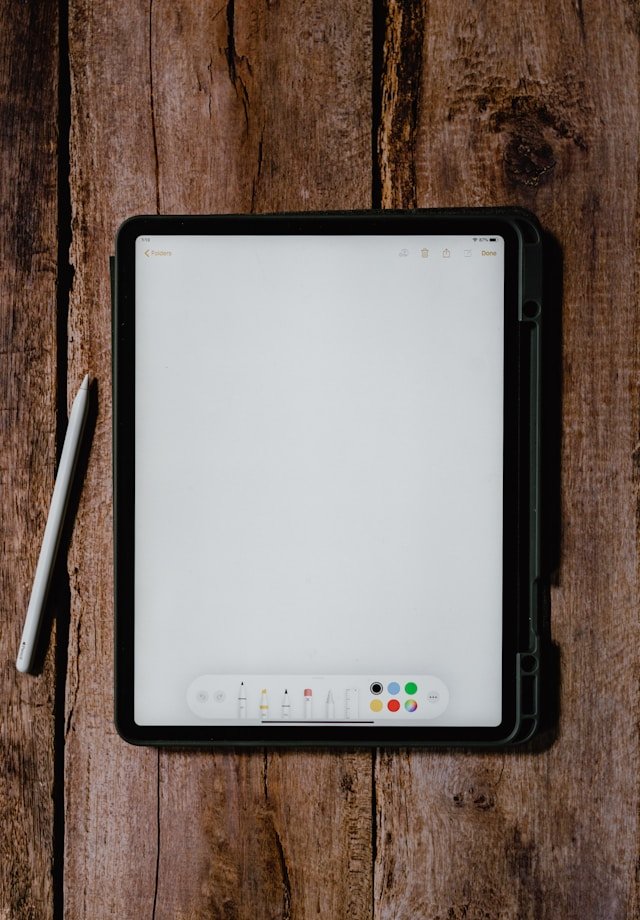 ipad and apple pencil with the Note app opened